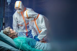 Un paciente infectado en cuarentena acostado en la cama en el hospital, concepto de coronavirus.
