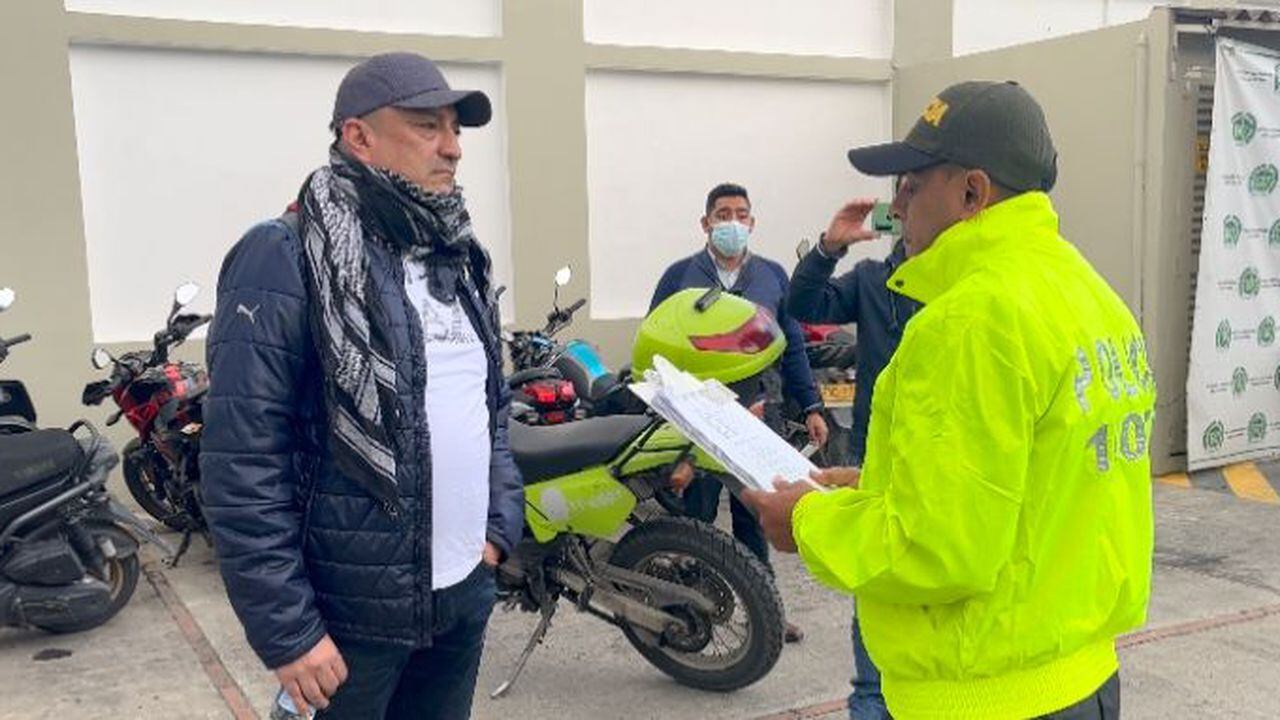 Momento en el que le leen los derechos de capturado a Édgar Munévar, alias El Caballista, implicado en la fuga de alias Matamba. Un juez declaró legal la captura de esta persona.