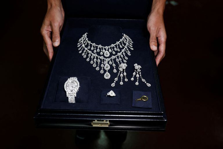 Un empleado de aduanas sostiene la caja que contiene las joyas con diamantes regaladas a Bolsonaro y a la exprimera dama Michelle Bolsonaro por el gobierno saudí que fue incautada por funcionarios de aduanas en el Aeropuerto Internacional de Sao Paulo-Guarulhos, en Guarulhos, Brasil