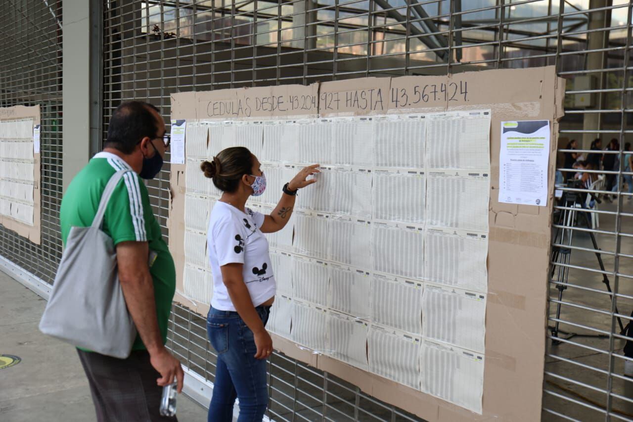 Votaciones Medellin voto elecciones gente urnas