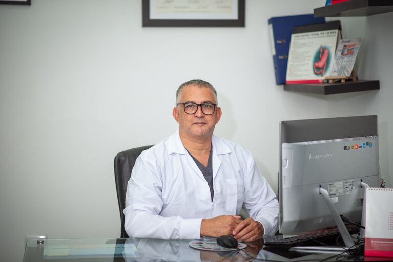 Carlos Sarmiento Riveros, médico cirujano general y bariátrico.
