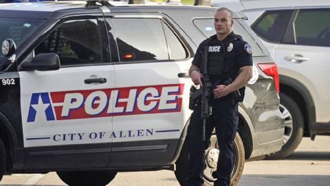 Un oficial de la ley vigila la entrada a un centro comercial después de un tiroteo el sábado 6 de mayo de 2023 en Allen, Texas.
