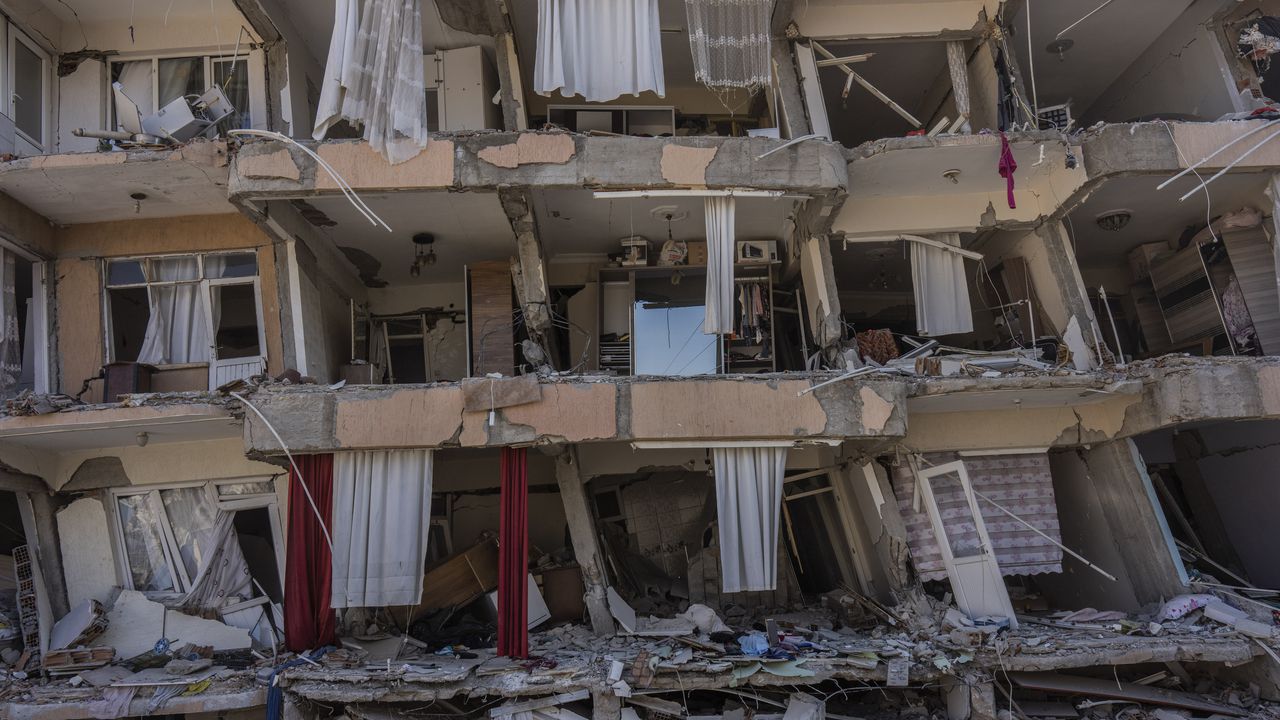 Con la nueva cadena de temblores ocurridos este lunes, 20 de febrero, algunas de las edificaciones que habían quedado en píe tras el terremoto del 6 de febrero en Turquía, se fueron al piso.