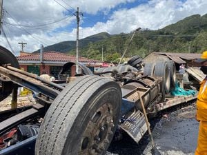 La Cruz Roja de Boyacá señaló que por solicitud del Comité Departamental de Gestión del Riesgo participa en la emergencia derivada del accidente del pesado camión.