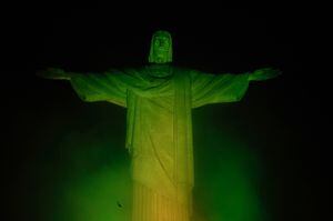 El símbolo más importante de Río de Janeiro iluminado con los colores de Brasil en homenaje a Pelé. Foto: AFP.