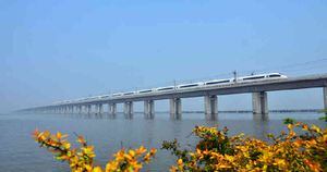 China, Gran viaducto de  Danyang–Kunshan:  Tiempo de entrega: 4 años (2006-2010) Costo: 8.500 millones de dólares. Descripción: es el más largo del mundo con 164,8 kilómetros. Para uso ferroviario,  comunica las ciudades de Shangái y Nanging.