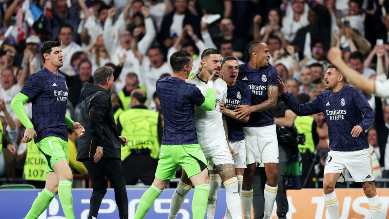 MADRID, SPAIN - MAY 08: Joselu of Real Madrid celebrates scoring his team's first goal with teammates during the UEFA Champions League semi-final second leg match between Real Madrid and FC Bayern München at Estadio Santiago Bernabeu on May 08, 2024 in Madrid, Spain. (Photo by Clive Brunskill/Getty Images)
