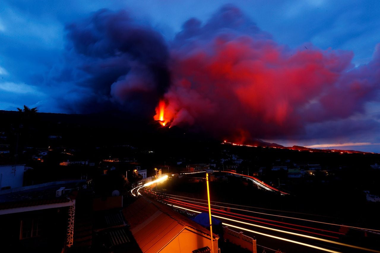 Sigue los ríos de lava que brotan del volcán La Palma