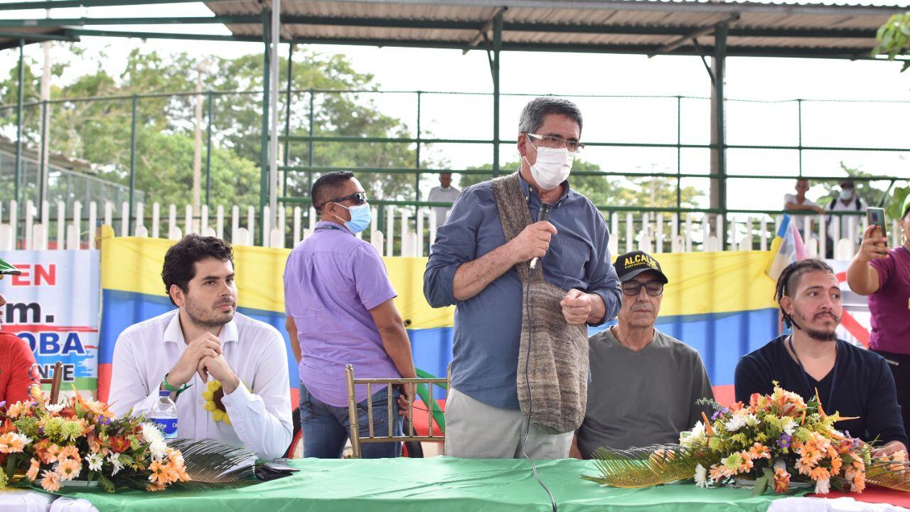 De izquierda a derecha: Senador por el partido verde, Fabián Diaz;  Alcalde de Turbaco, Guillermo Torres; Alcalde de Cartagena, William Dau Chamat; Dirigente social y militante de Colombia humana, Erick Portacio.