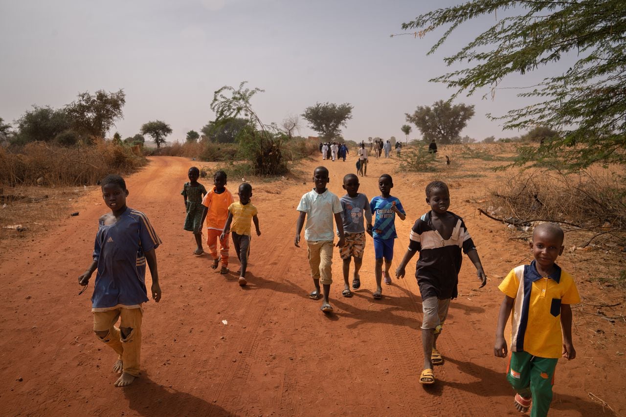 Los niños caminan por una carretera en el pueblo de Ganguel, 11 de enero de 2023, en Ganguel, Sokoto, Níger (África)