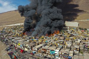 Casas arden durante un incendio en el barrio de escasos recursos de Laguna Verde, en Iquique, Chile, el lunes 10 de enero de 2022. Foto AP/Ignacio Muñoz