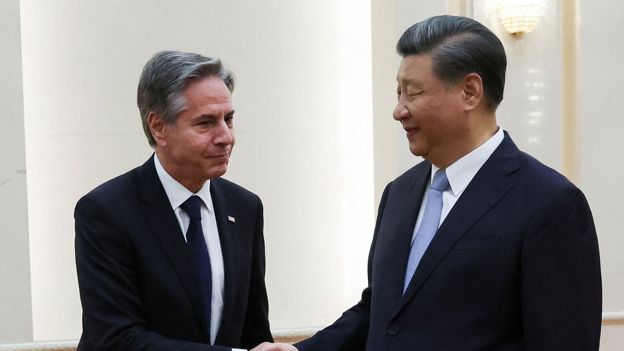 El secretario de Estado de EE. UU., Antony Blinken, le da la mano al presidente chino, Xi Jinping, en el Gran Salón del Pueblo en Beijing, China