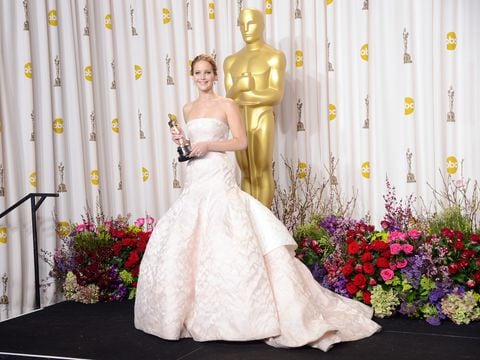 La actriz Jennifer Lawrence, ganadora del premio a la Mejor Actriz por "Silver Linings Playbook", posa en la sala de prensa durante los Oscar celebrados en el Loews Hollywood Hotel el 24 de febrero de 2013 en Hollywood, California.
