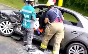 Accidente de gravedad cuatro vehículos de lujo chocaron y dejaron varias personas heridas en Medellín.