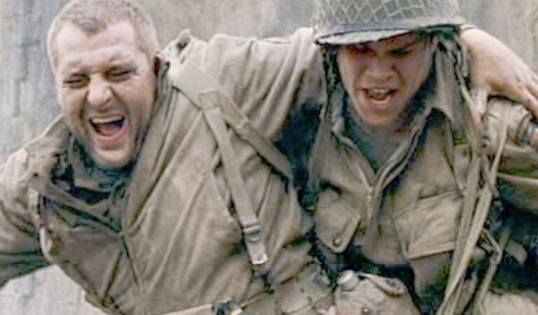 Tom Sizemore junto al actor Matt Damon en la película Rescatando al soldado Ryan