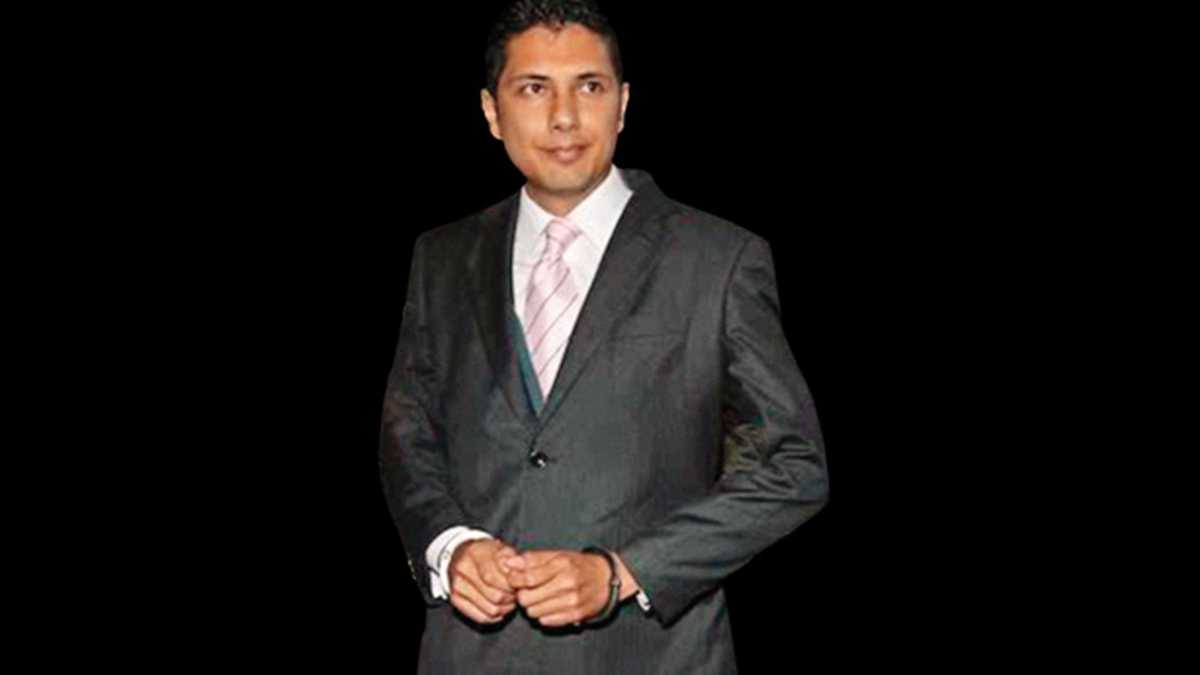 Fernando Balda Flores es un joven político ecuatoriano que después de trabajar en el partido Alianza País del presidente Rafael Correa, se pasó junto a Lucio Gutiérrez, el gran opositor del gobierno.