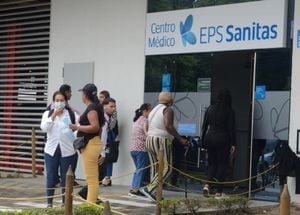 Cali: Desde el 15 de noviembre dejara de suministrar medicamentos a miles de usuarios de Sanitas debido a una millonaria deuda por parte de la EPS, ha generado preocupación en el país por parte de los afiliados. foto José L Guzmán. El País oct 31-23