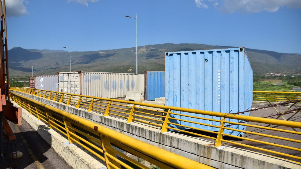 En el lado venezolano del puente Tienditas persiste contenedores que bloquean el paso