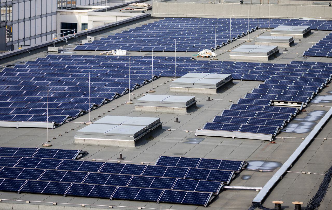 Se ven paneles solares en el tejado de Messe Berlin durante un evento de prensa para la construcción del sistema fotovoltaico más grande de Berlín por parte de la empresa municipal de servicios públicos y ferias