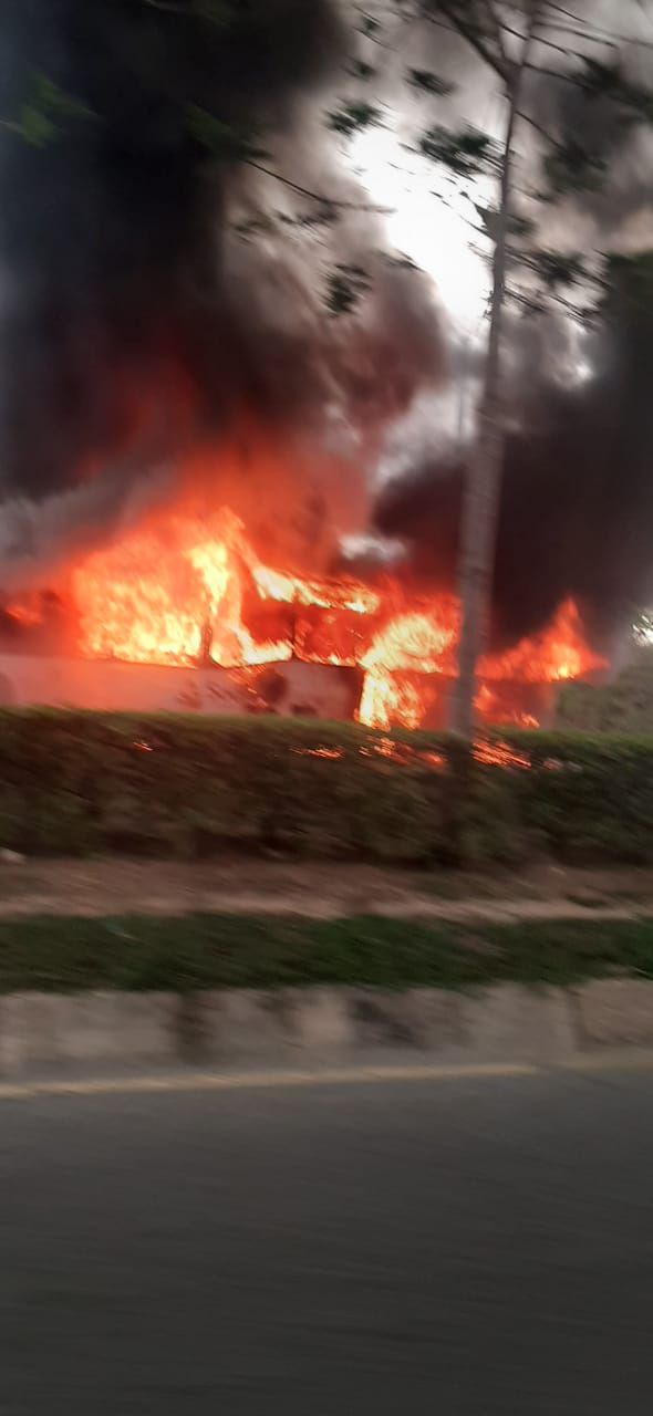 Bus de servicio público se incendió en la vía circunvalar en Barranquilla