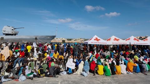 Los migrantes esperan ser trasladados desde la isla de Lampedusa al continente, el viernes 15 de septiembre de 2023. Lampedusa, que está más cerca de África que el continente italiano, se ha visto abrumada esta semana por miles de personas que esperan llegar a Europa desde Túnez, que ha reemplazado a Libia como la principal base de operaciones para las operaciones de tráfico de migrantes en el Mediterráneo. (Cecilia Fabiano/LaPresse vía AP)