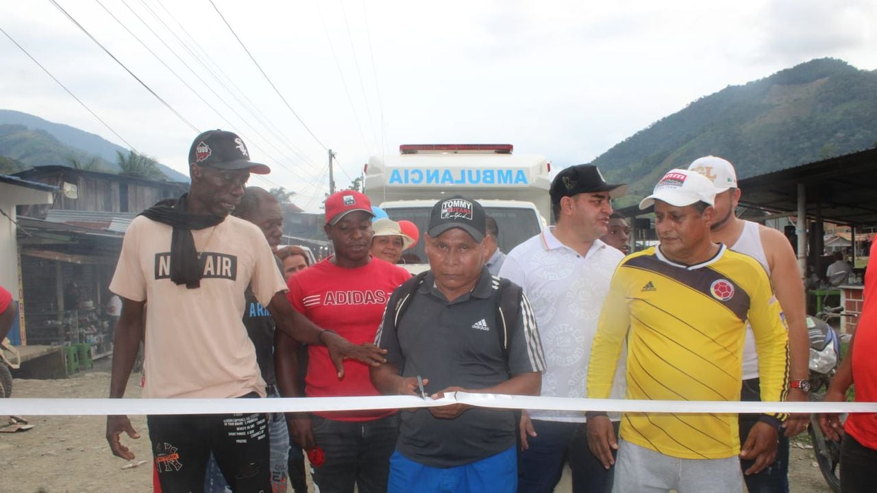 Disidencias de las Farc de Mordisco entregan una ambulancia en Cauca.