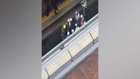 Momento de evacuación de dos mujeres que se lanzaron a los rieles del Metro de Medellín.