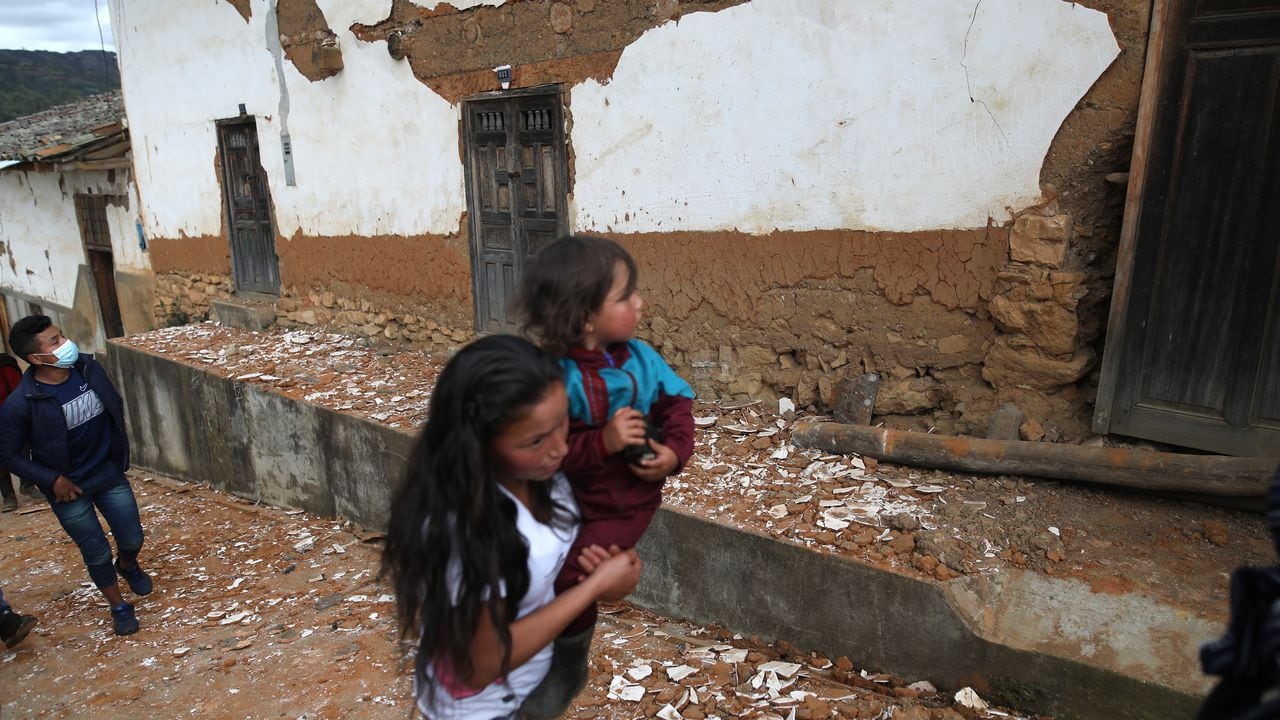 Una niña camina junto a los restos de una casa destruida por un terremoto en el departamento de Amazonas, noreste de Perú, el 28 de noviembre de 2021. - Un fuerte terremoto de magnitud 7.5 sacudió el domingo la selva norte de Perú y una vasta área alrededor del costa central del país, dejando dos heridos y daños materiales, según autoridades. (Foto Presidencia Peruana / AFP) / RESTRINGIDO A USO EDITORIAL-CRÉDITO OBLIGATORIO - FOTO AFP / PRESIDENCIA PERUANA / ALDAIR MEJIA- NO MAFRKETING - NO CAMPAÑAS PUBLICITARIAS - DISTRIBUIDO COMO SERVICIO A CLIENTES
