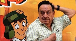 Roberto Gómez Bolaños al lado de 'El Chavo' versión animada. El actor y libretista cumple 84 años.