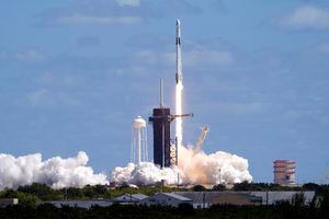 Un cohete SpaceX Falcon 9 y la cápsula Dragon, con una tripulación multinacional de cuatro astronautas, despega del Complejo de Lanzamiento 39-A el miércoles 5 de octubre de 2022 en el Centro Espacial Kennedy en Cabo Cañaveral, Florida, comenzando un vuelo de cinco mes misión a la Estación Espacial Internacional.
