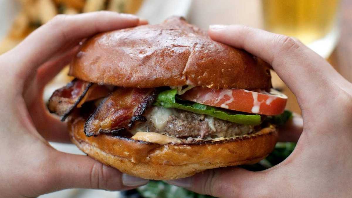 La hamburguesas también se puede consumir por su contenido de energía, proteínas, grasas, sodio, hierro y fósforo. Foto Gettyimages.
