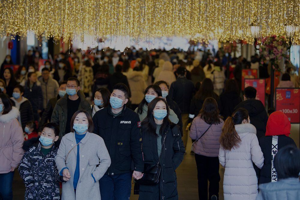 Se cree que las cifras de contagiados en Wuhan superarían diez veces los registros oficiales, pero aún así hubo aglomeraciones el 31 de diciembre.