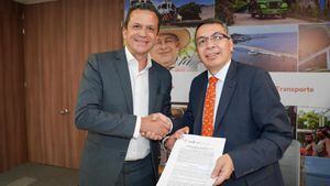El alcalde de Soacha, Juan Carlos Saldarriaga, y el ministro de Transporte, William Camargo, firmando el convenio.