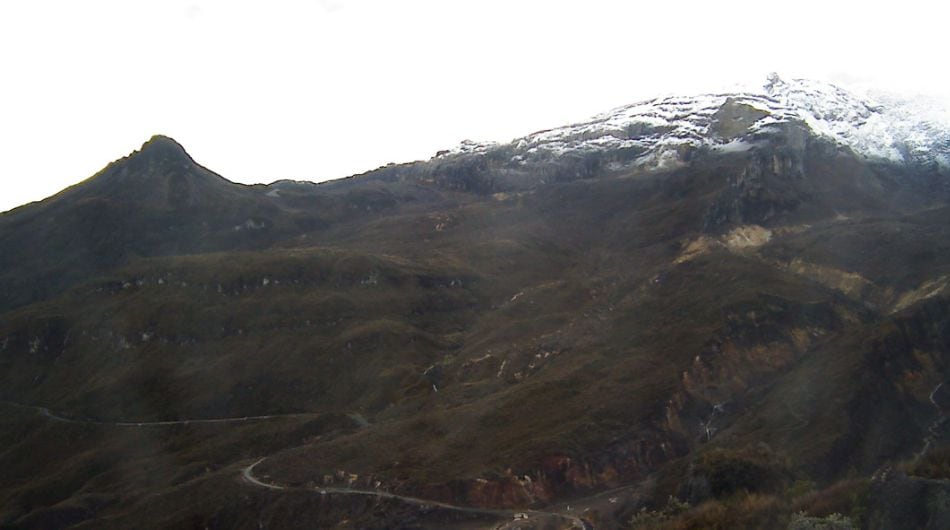 Panorámica del volcán Nevado del Ruiz en la mañana de este martes 18 de abril.