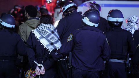 Policía comienza a desalojar a manifestantes propalestinos de la Universidad de Columbia