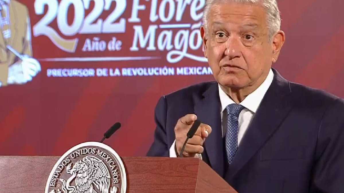 Presidente de México atribuye matanza en Michoacán a guerra de clanes narcotraficantes.
