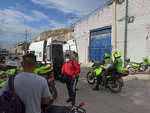 Agentes de la Policía Metropolitana de Barranquilla buscan a presos que se fugaron de centro de reclusión.
