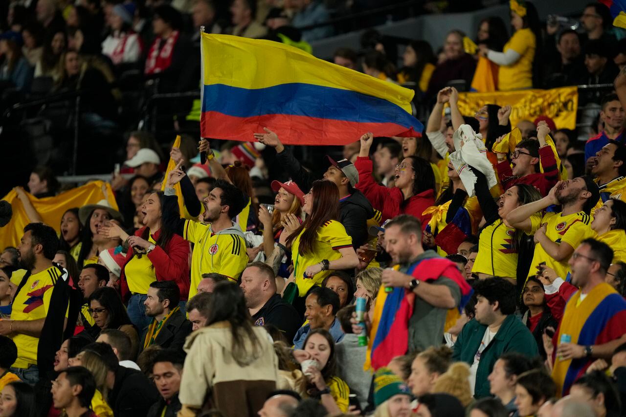 Aficionados de Colombia animan durante el partido de cuartos de final de la Copa Mundial Femenina de fútbol entre Inglaterra y Colombia en el Estadio Australia en Sídney, Australia, el sábado 12 de agosto de 2023. (Foto AP/Rick Rycroft)