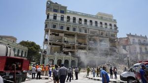 Las habitaciones están expuestas en el Hotel Saratoga, de cinco estrellas, donde el personal de emergencia trabaja después de una explosión en La Habana Vieja, Cuba, el viernes 6 de mayo de 2022. Foto: AP/ Ramon Espinosa.
