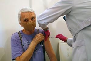 Un anciano recibe la vacuna Pfizer COVID-19 en la Iglesia de San Antonio de Padua en Sokolov, República Checa, el martes 16 de marzo de 2021. Hasta el martes, la República Checa ha administrado 1.119.663 dosis de vacunación en el país de aproximadamente 10,5 millones. Foto: AP / Petr David Josek.