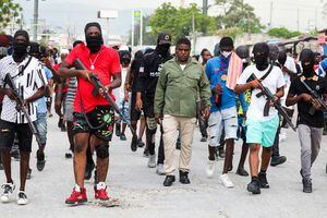 El ex oficial de policía Jimmy "Barbecue" Cherizier, líder de la coalición 'G9', encabeza una marcha rodeado por su seguridad contra el primer ministro de Haití, Ariel Henry, en Puerto Príncipe, Haití, el 19 de septiembre de 2023.