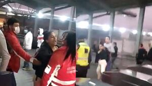 Pasajeros agreden a funcionaria de TransMilenio