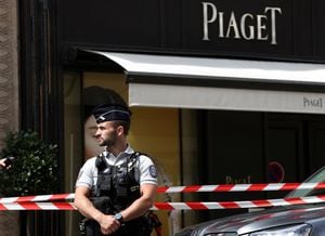 La policía francesa se encuentra frente a la tienda Piaget luego de un robo, en la Rue de la Paix junto a la Place Vendome en París, Francia, el 1 de agosto de 2023.