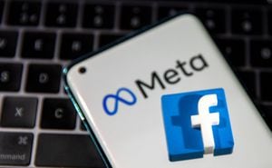 Un teléfono inteligente con el logotipo de Meta y un logotipo de Facebook impreso en 3D se coloca en el teclado de una computadora portátil en esta ilustración tomada el 28 de octubre de 2021. REUTERS / Dado Ruvic / Ilustración