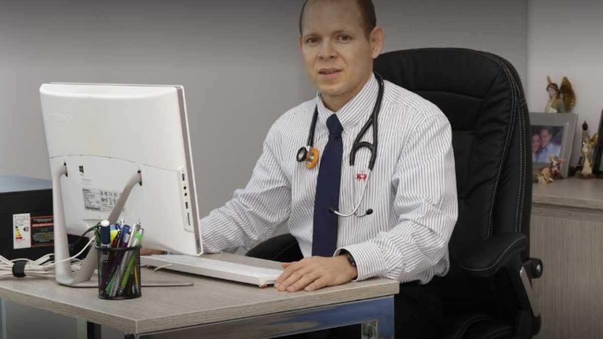 Profesor y médico internista/endocrinólogo, Javier Ellis Acosta, en su consultorio médico.