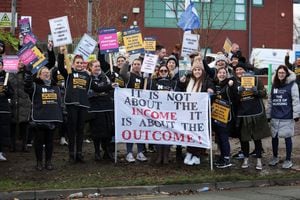 Las enfermeras del NHS sostienen pancartas durante una huelga, en medio de una disputa con el gobierno por el pago, en las afueras del Hospital Universitario Aintree en Liverpool, Gran Bretaña, el 20 de diciembre de 2022. REUTERS/Phil Noble
