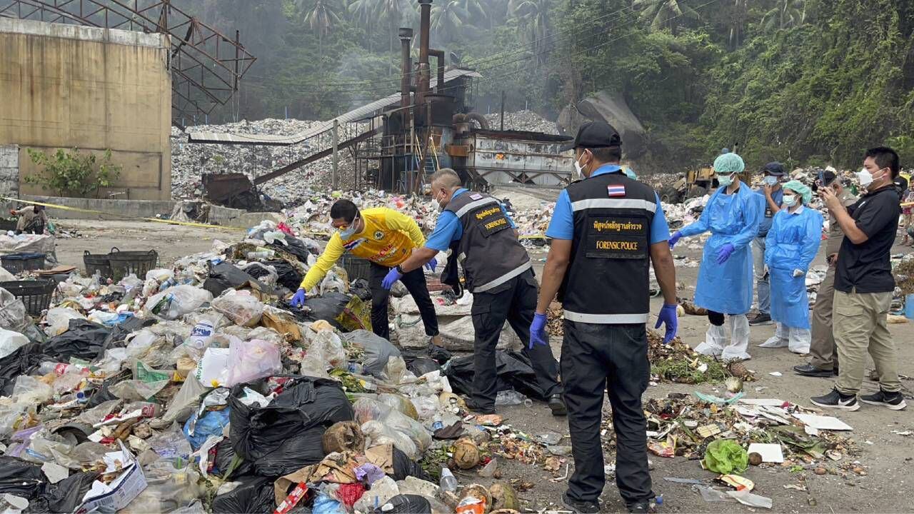 Oficiales forenses de la Policía tailandesa investigan un basurero mientras buscan partes del cuerpo del cirujano colombiano.
