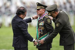 Presidente Gustavo Petro condecoración al General Henry Sanabria