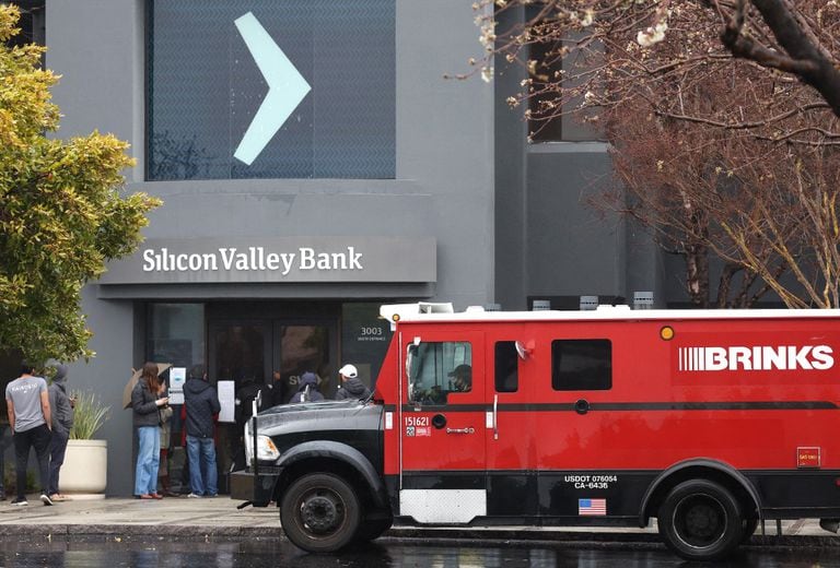 Un camión blindado Brinks se encuentra estacionado frente a la sede cerrada de Silicon Valley Bank (SVB) el 10 de marzo de 2023 en Santa Clara, California. (Foto de JUSTIN SULLIVAN/GETTY IMAGES NORTH AMERICA/Getty Images vía AFP)