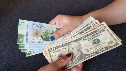 Pesos mexicanos y dólares